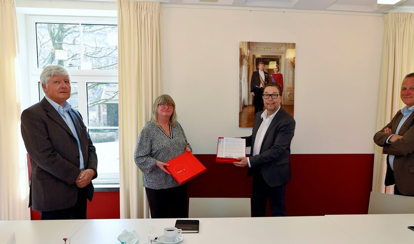 <p>Wethouder Cor Vervoort met de protestpetitie van de bezorgde wijkbewoners Anita Borghaerts-Ebbing en Jan Houba. Rechts wethouder Jan Jenneskens. </p>