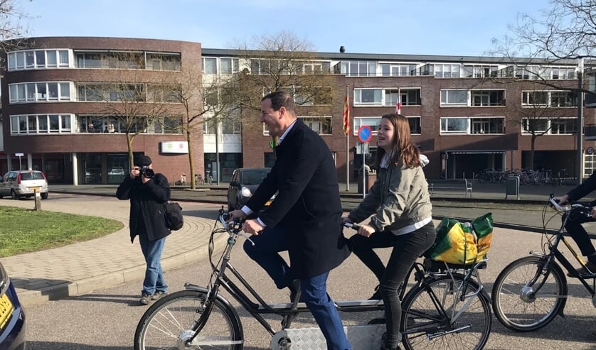 <p>Lotte Demarteau samen met voormalig PvdA-leider Lodewijk Asscher tijdens een Maaslijn-fietsprotest in 2019. </p>