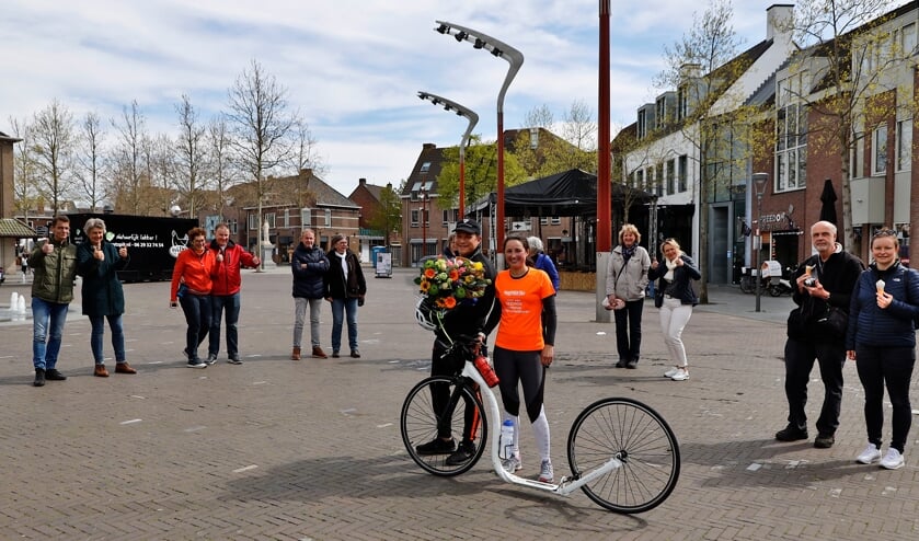 <p>Maite van Gerwen en haar vriend Steven werden met bloemen en applaus in Venray ontvangen.</p>