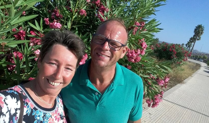 <p>Antoine en Astrid genieten in Spanje van het leven.</p>