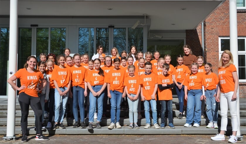 <p>Klaar voor Kings voor kids, onder leiding van Jorianne Janssen en Myrna van Rens (rechts). </p>