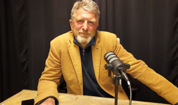 Antoon Splinter voor de podcastmicrofoon