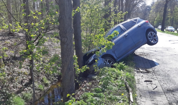 <p>Een van de auto's knalde tegen een boom</p>