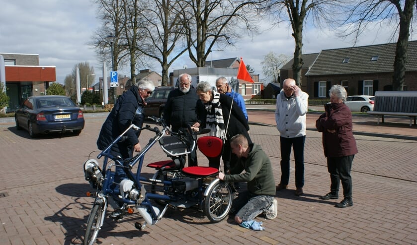 <p>De overdracht van de tweede duofiets voor en van Leunen. </p>