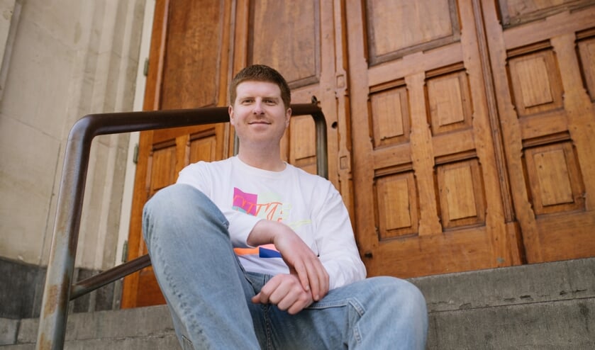 <p>Gijs Voesten uit Oirlo presenteert een livestream.</p>