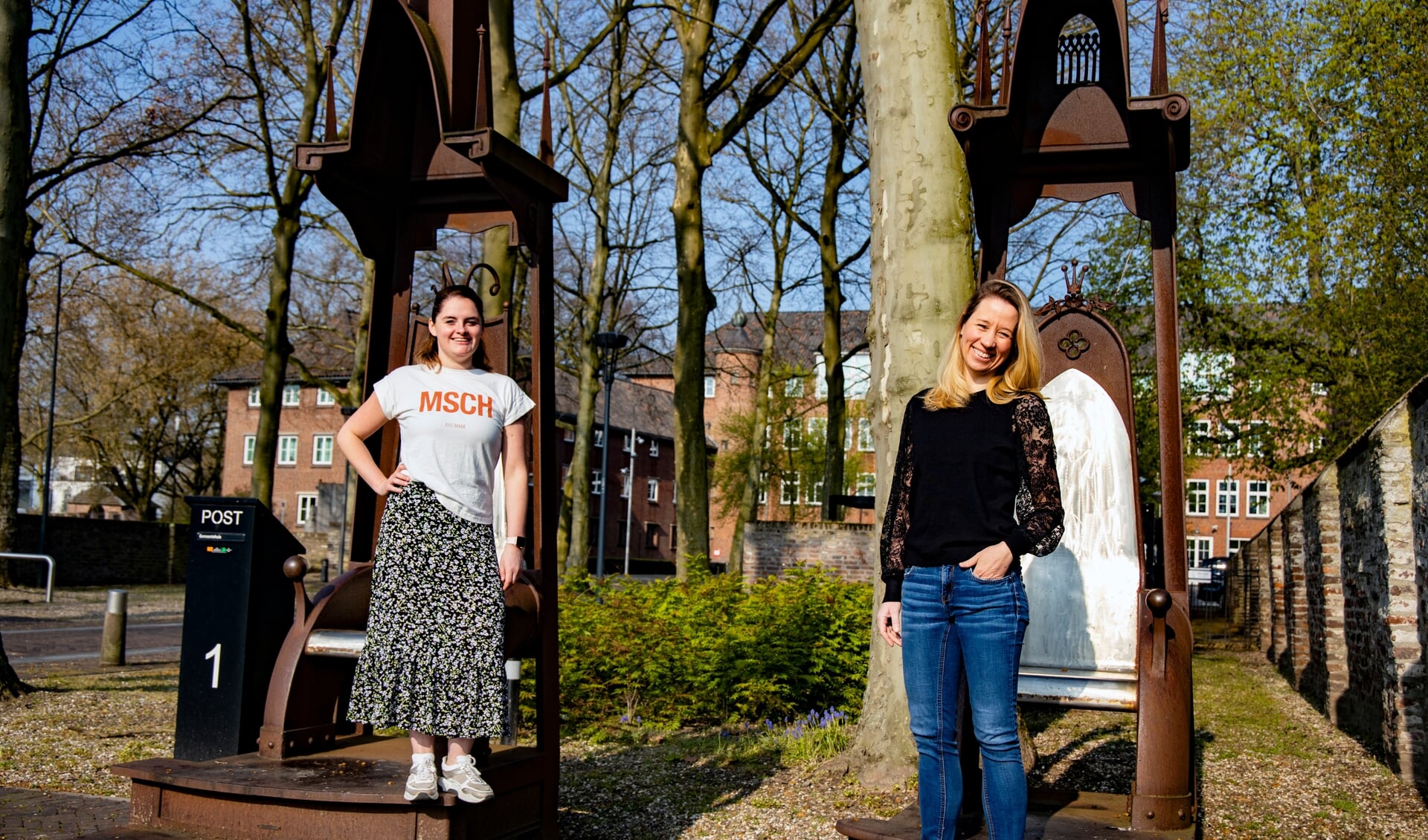 Jorianne Janssen (links) en Myrna van Rens verzorgen de dansochtend op Koningsdag.