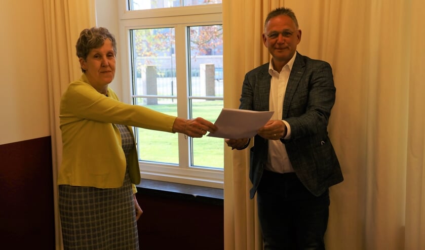 <p>Agnes Stiphout overhandigt het manifest namens FNV aan wethouder Jan Jenneskens.</p>