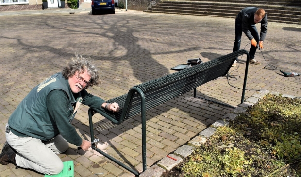 <p>Het nieuwe bankje in aanbouw</p>