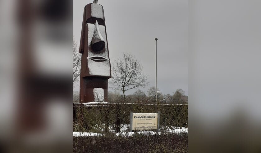 <p>Het besneeuwde Paaseilandbeeld in Wanssum.</p>