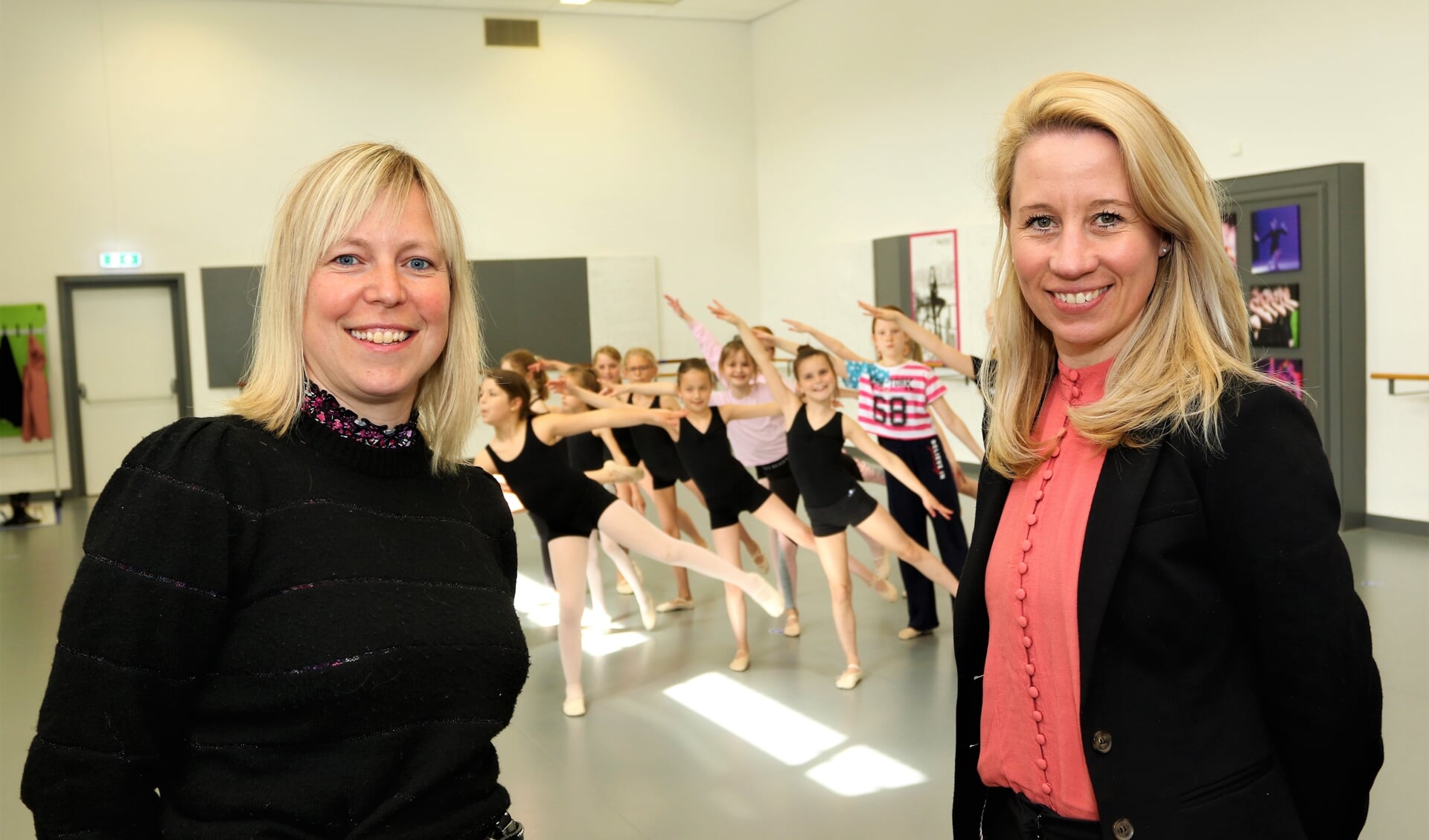 Myrna van Rens (r.) neemt de dansstudio van Martine over.