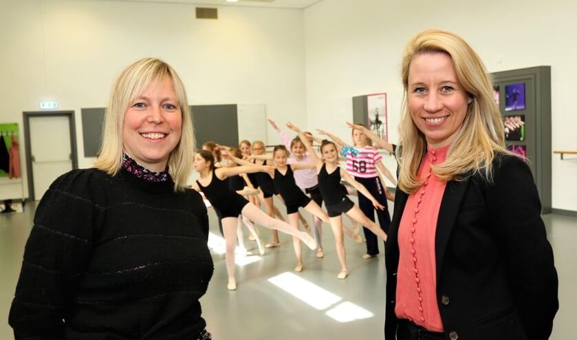 <p>Myrna van Rens (r.) neemt de dansstudio van Martine over.</p>