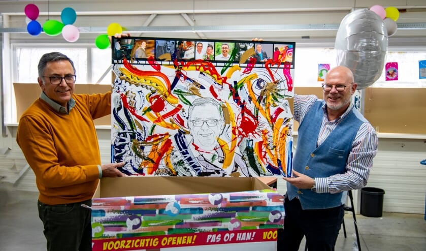 <p>Bij zijn afscheid werd Han Siebers verrast met een kunstwerk van drukinkt.</p>