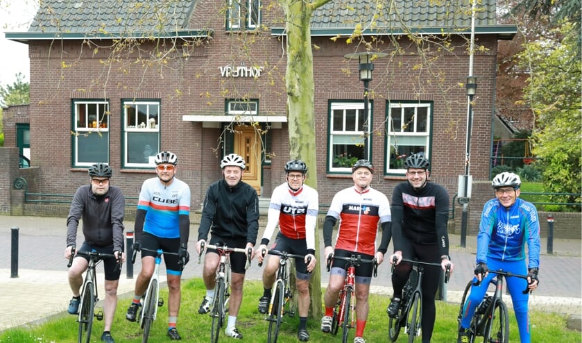 <p>De organisatie van het wielerweekend 'Van Vriethof tot Vriethof’. </p>
