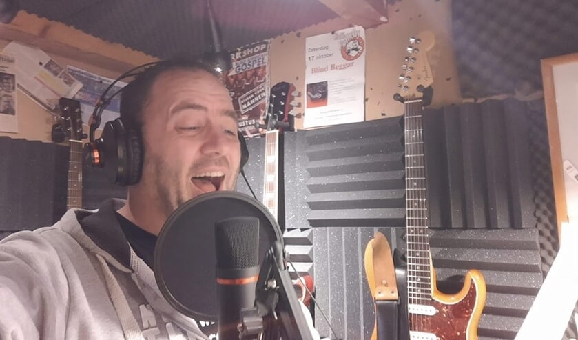 <p>Chico Dommeck zingt Crazy Little Thing Called Love. </p>
