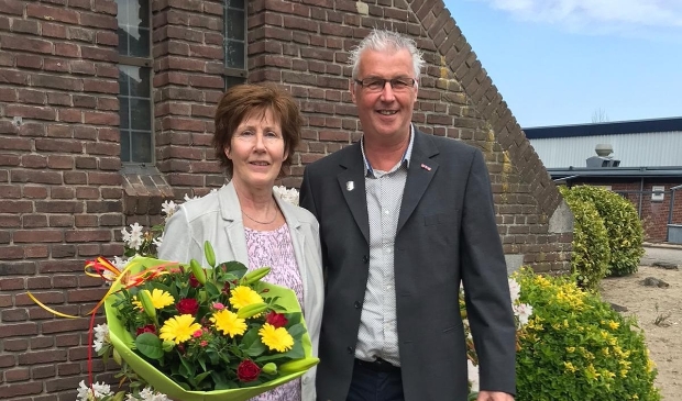 <p>Cor Derks kreeg een speldje en zijn vrouw een mooie bos bloemen</p>