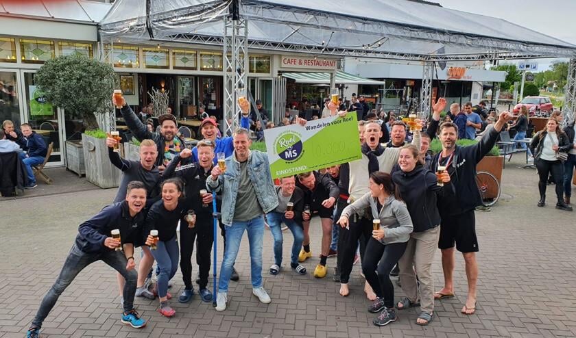 <p>Enthousiasme bij de presentatie van de cheque van 10.000 euro voor Roel Smits.</p>