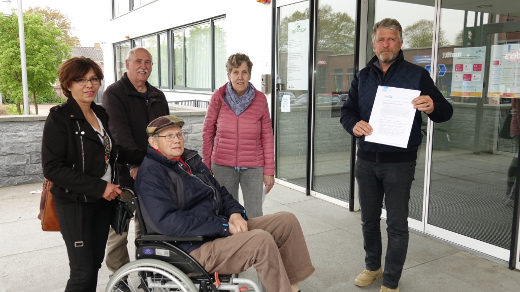 <p>Mevrouw Akram, Hans Aben, Thei Welbers en Agnes Stiphout overhandigen het manifest aan wethouder Splinter</p>