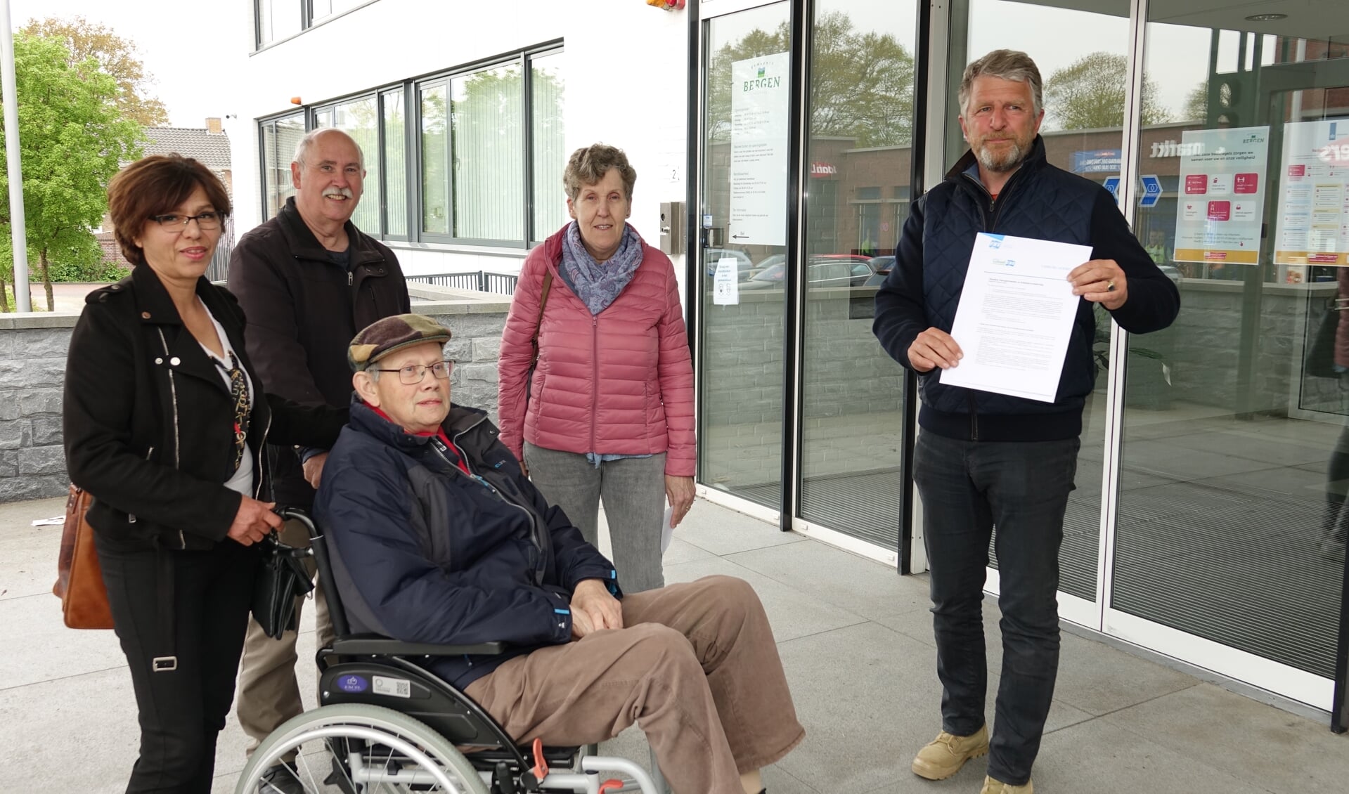 Mevrouw Akram, Hans Aben, Thei Welbers en Agnes Stiphout overhandigen het manifest aan wethouder Splinter