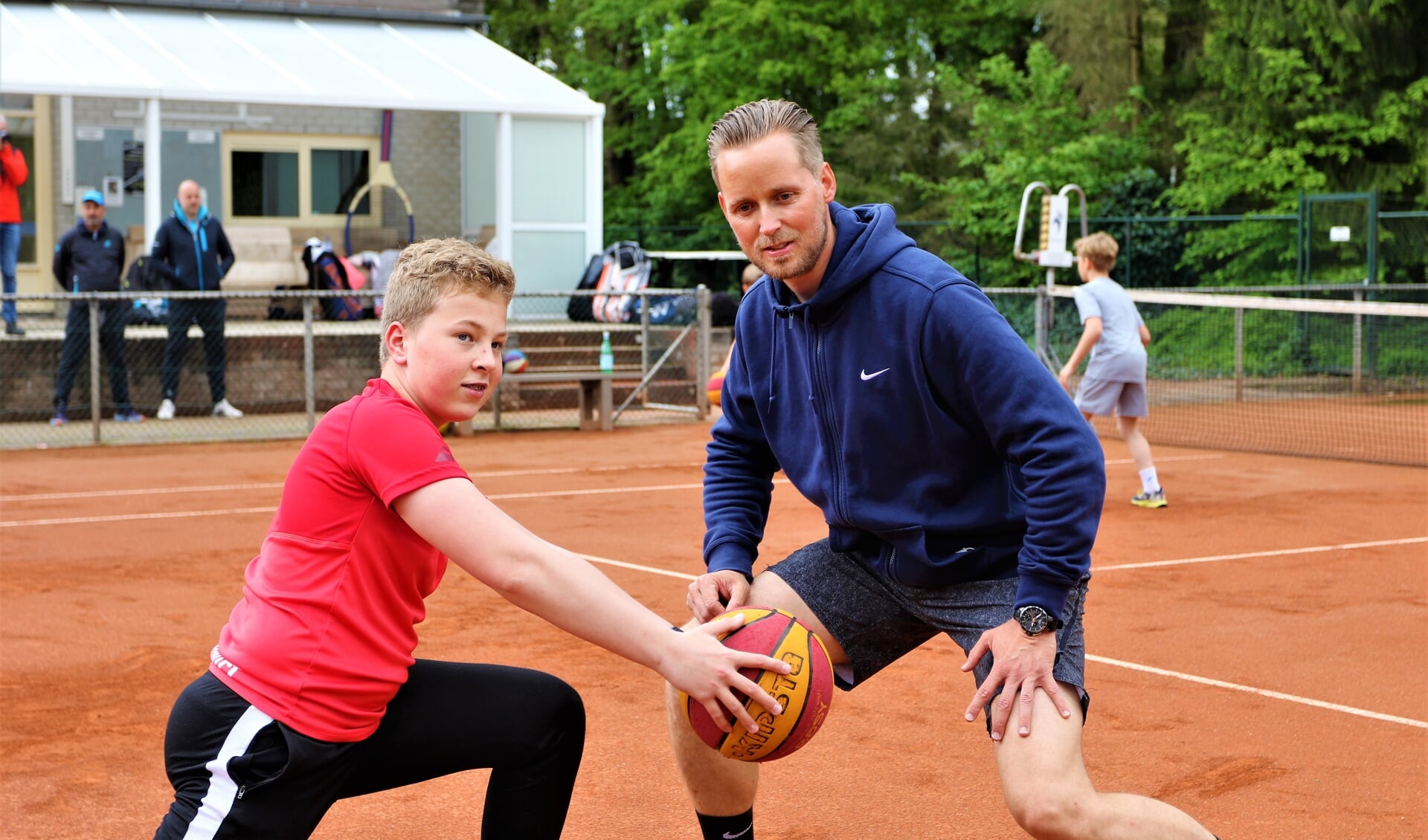 Rob Brandsma verzorgde zaterdag een clinic bij tennisschool Maascourt.