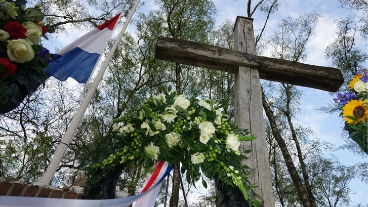 Dodenherdenking bij het monument op De Hamert