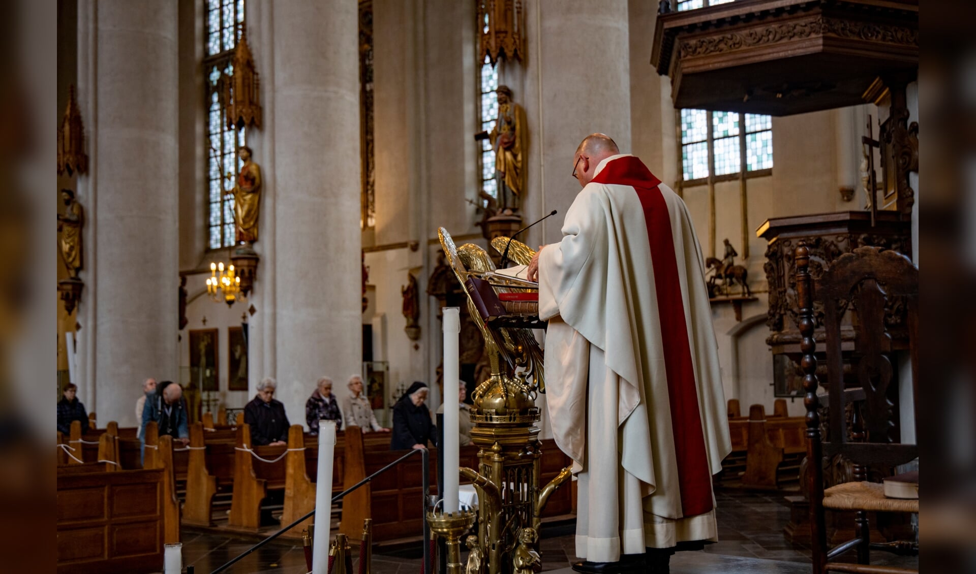 Vanaf komend weekeinde zijn in de rooms-katholieke kerken meer kerkgangers toegestaan