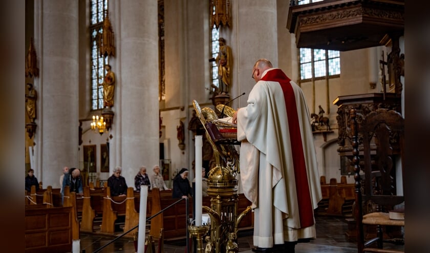 <p>Vanaf komend weekeinde zijn in de rooms-katholieke kerken meer kerkgangers toegestaan</p>