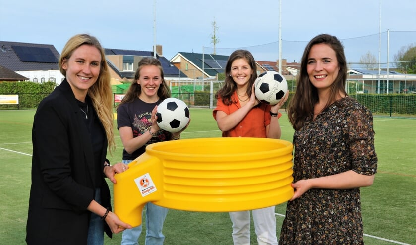 <p>Vanaf links: Anouk, Carlijn, Roos en Janneke zijn de initiatiefnemers van G-korfbal bij Oranje Wit.</p>