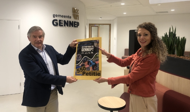 Wethouder Peperzak neemt de petitie in ontvangst van Linda van Diest