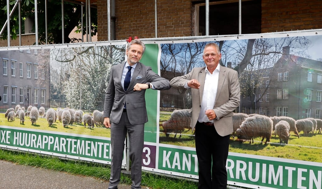 Vincent Hofs, directeur Vastgoedontwikkeling bij de Renschdael Groep, en wethouder Jan Jenneskens (rechts).