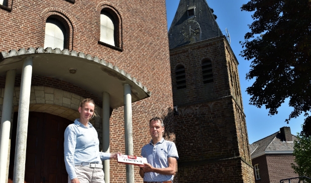 <p>Saskia Benthem bedankt Wim Bendermacher voor de medewerking</p>