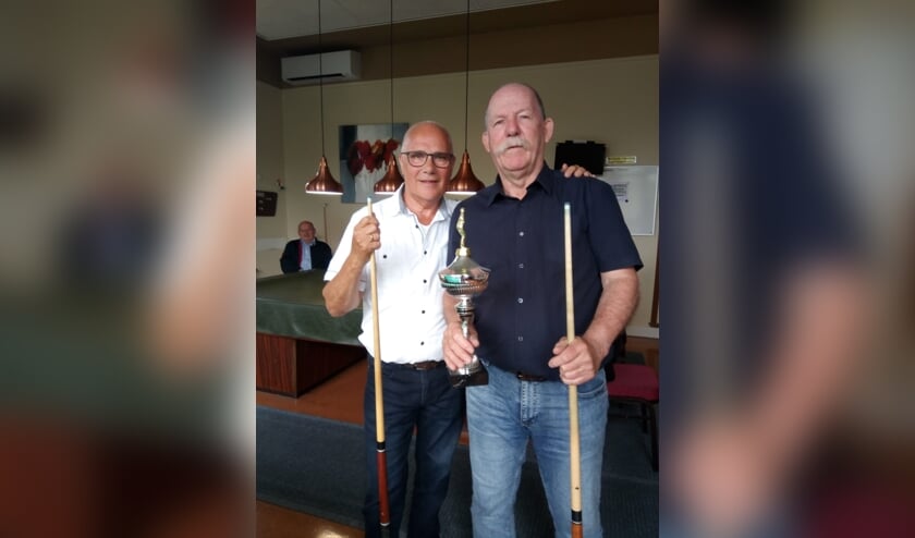 <p>Op de foto links Joop Post en rechts met beker clubkampioen Grad Swinkels.</p>