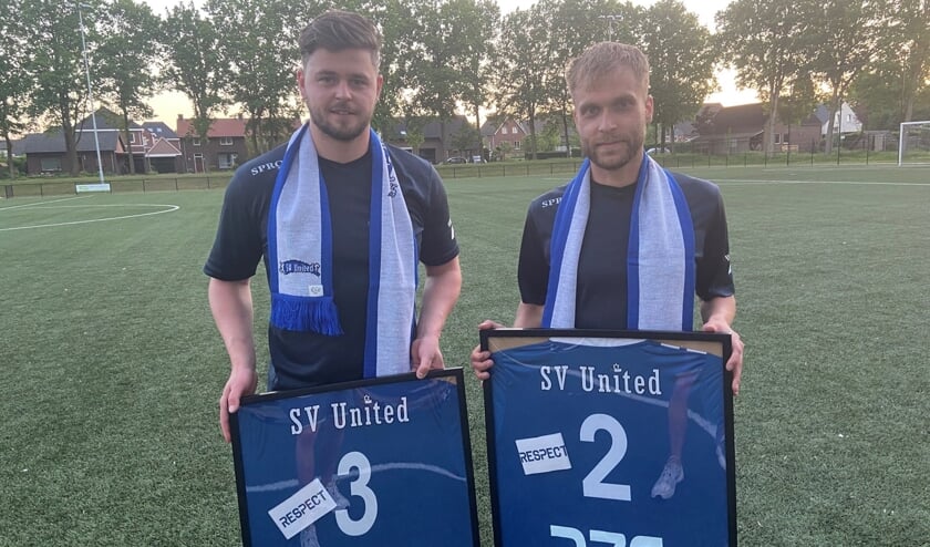 <p>Kevin Koolhof (links) en Willem Peters vertrekken na respectievelijk 185 en 276 officiële wedstrijden bij SV United. </p>