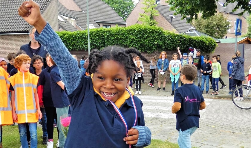 <p>Juichen na de ontvangst van de welverdiende medaille. </p>