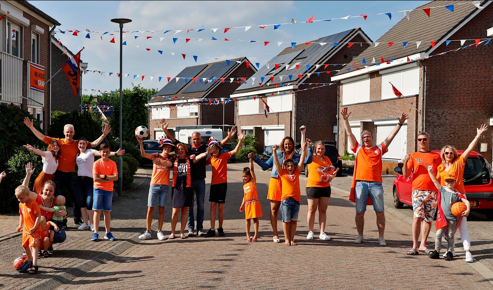 Oranjesfeer in de straat Zevenblad in de Venrayse wijk Landweert. Hup Oranje!