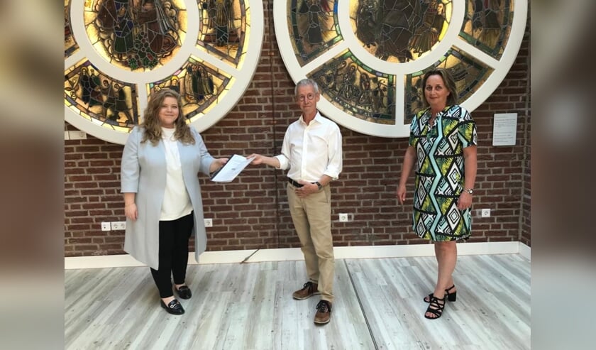 <p>Wethouder Anne Thielen ontvangt de adviesnota uit handen van Mark Schapendonk en Monique Janssen van de werkgroep Venray Dementievriendelijk. </p>