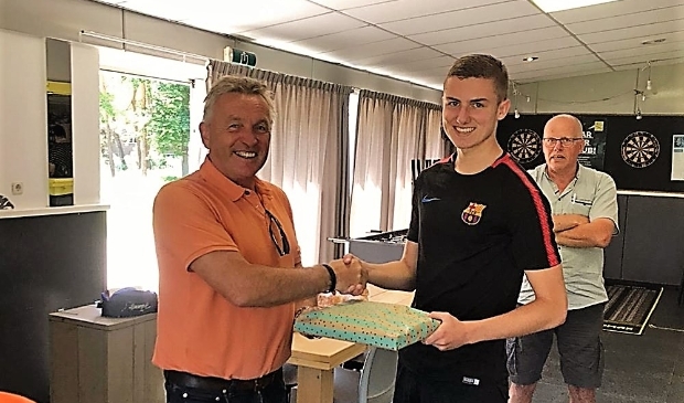 Tycho van den Berg ontvangt de felicitaties van coach Jan Trienekens