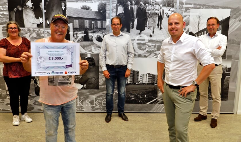 <p>Petra van Duijnhoven, speelcoach Henk, Hans Janssen (Raedts), Funs Jonkers (Jongen Bouwpartners) en Peter Renkens (Janssen de Jong OnderhoudPlus) (v.ln.r.). </p>