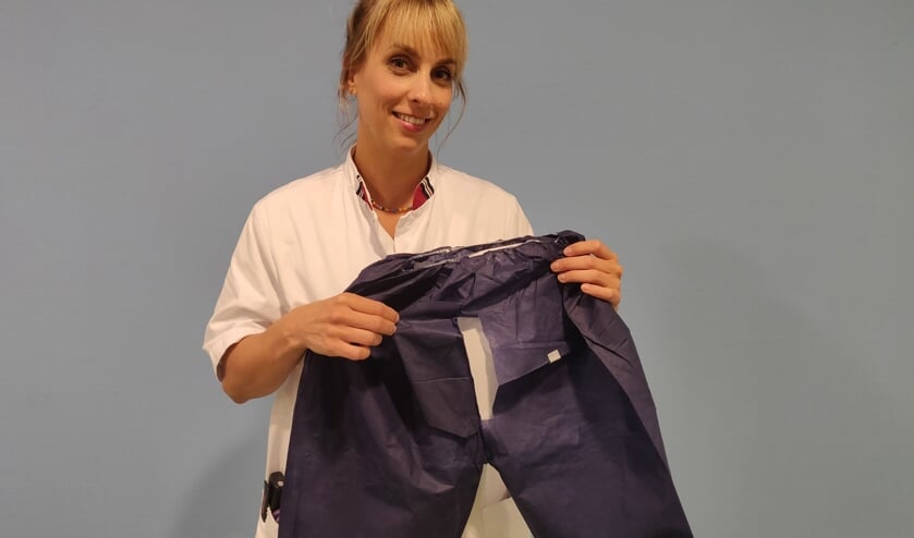 <p>MDL-arts Susan Loffeld toont het met succes geïntroduceerde colo short.</p>