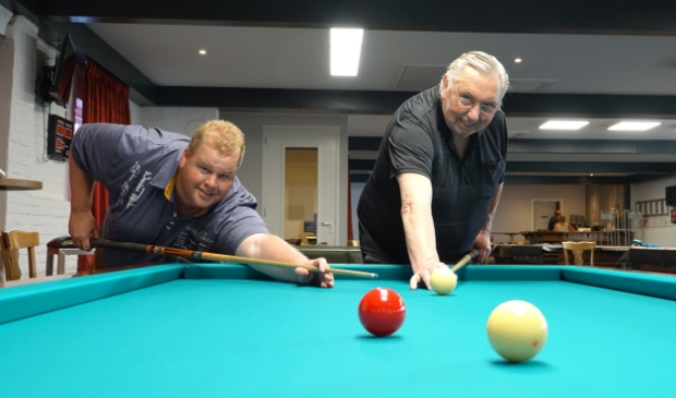 <p>Oscar Huizinga en Toon van Heesch zijn tevreden met hun nieuwe biljartpaleis</p>