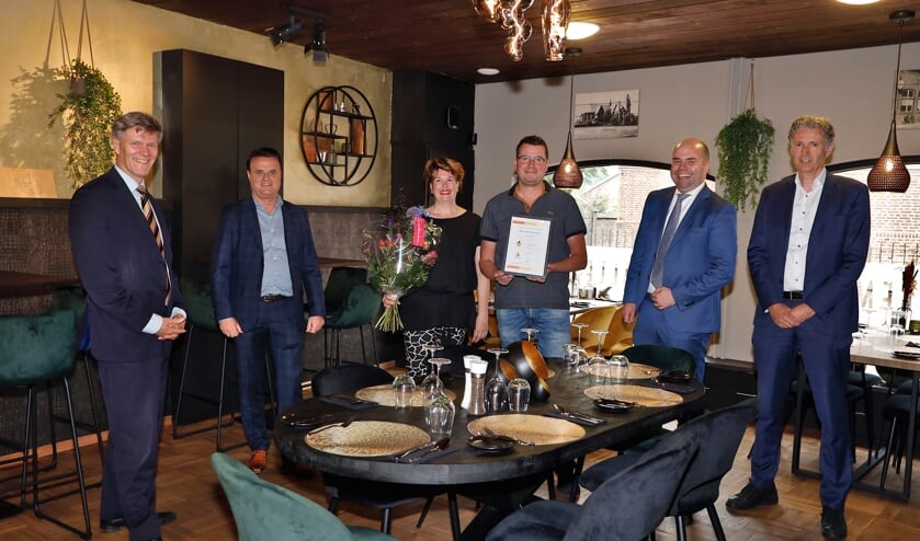 <p>Hans en Veronique Holtackers uit Oostrum zijn in het zonnetje gezet. </p><p> </p>