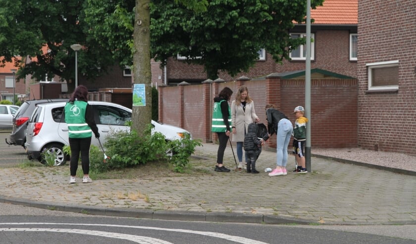 <p>Jong en oud stak de handen uit de mouwen tijdens de opruimdag in de Venrayse wijk Noord-West. </p>