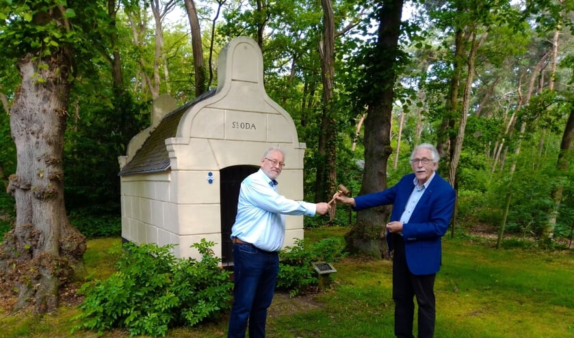 <p>De komende en de gaande voorzitter bij de Odakapel aan de Hoenderstraat. Links René Francken, rechts Koos Swinkels.</p>