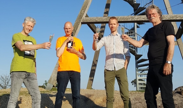 <p>Dorpsraadsleden René Aengenend, Piet Manders, Ton Wijers en Henk Hendriks een toost uit op de tienjarige uitkijktoren</p>