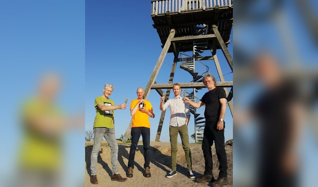 Dorpsraadsleden René Aengenend, Piet Manders, Ton Wijers en Henk Hendriks een toost uit op de tienjarige uitkijktoren
