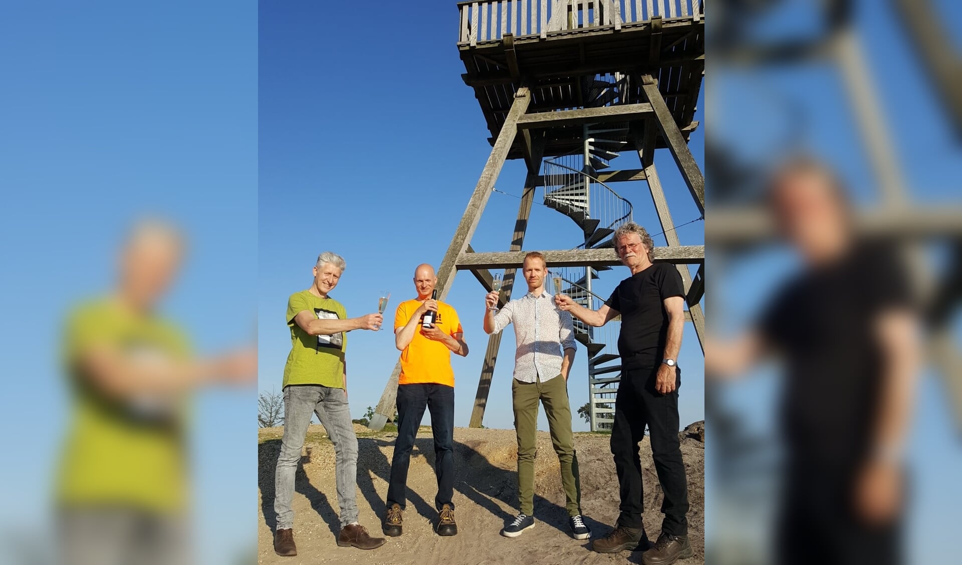 Dorpsraadsleden René Aengenend, Piet Manders, Ton Wijers en Henk Hendriks een toost uit op de tienjarige uitkijktoren