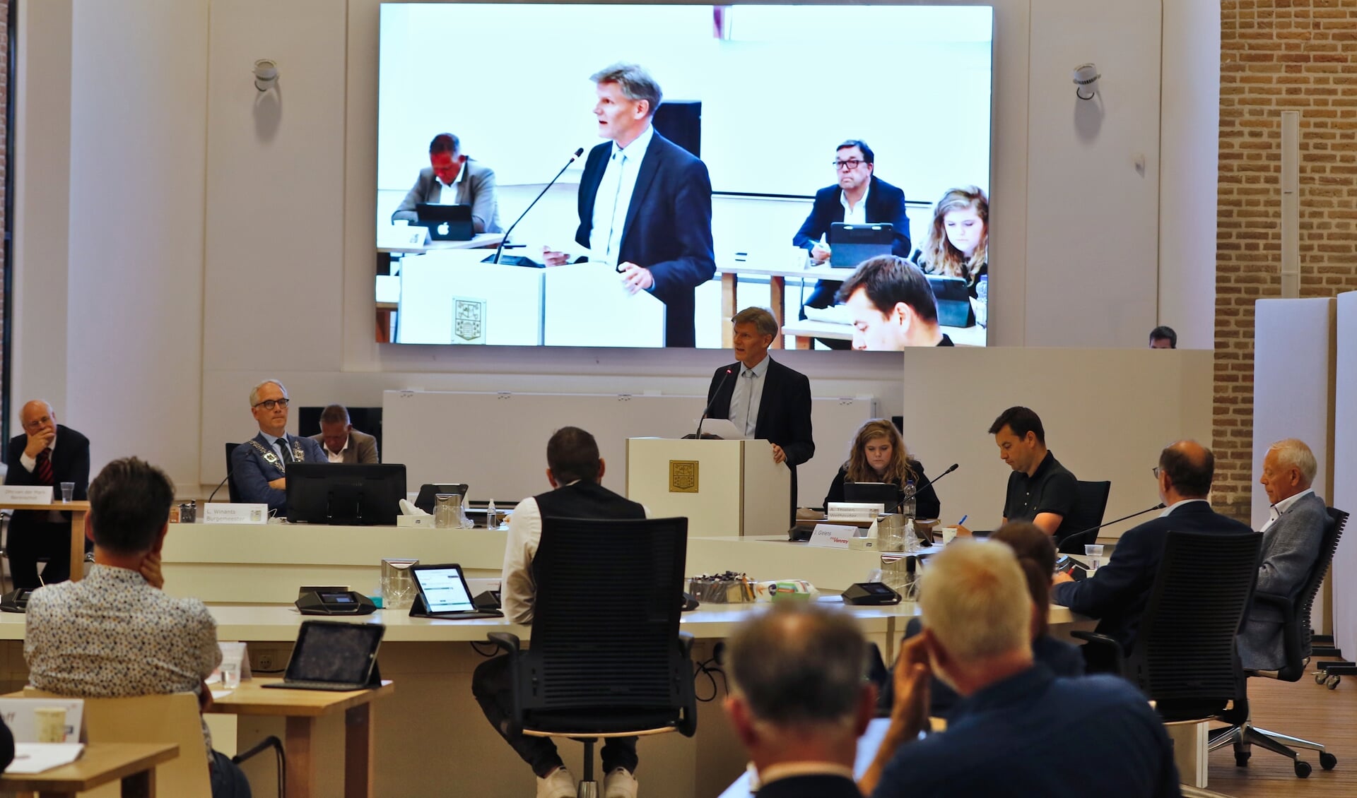 Wethouder Jan Loonen legt bij aanvang van de gemeenteraadsvergadering een verklaring af. 