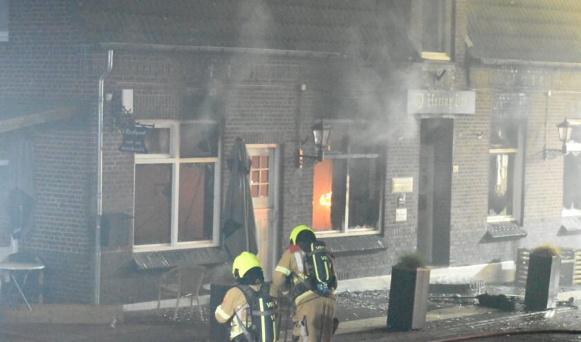<p>De brandweer rukte met groot materiaal uit om de brand te bestrijden. </p>