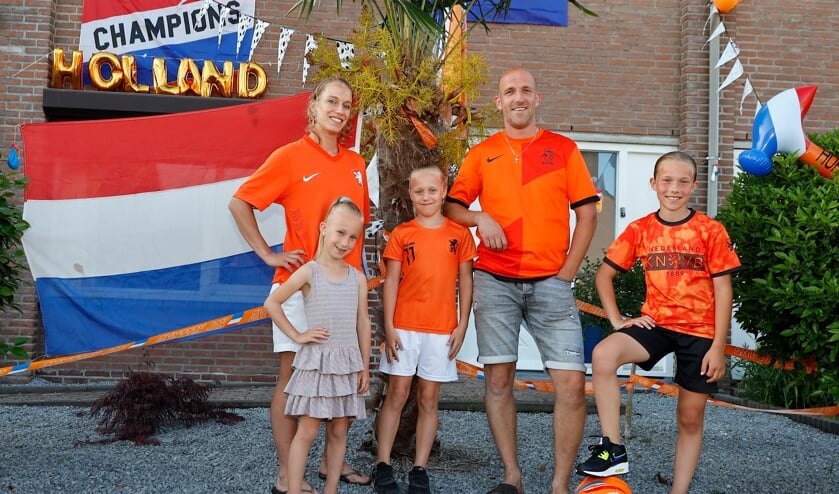 <p>Bas en Angela Litjens met hun kinderen Hailey, Rachel en Jennifer (v.l.n.r.).</p>
