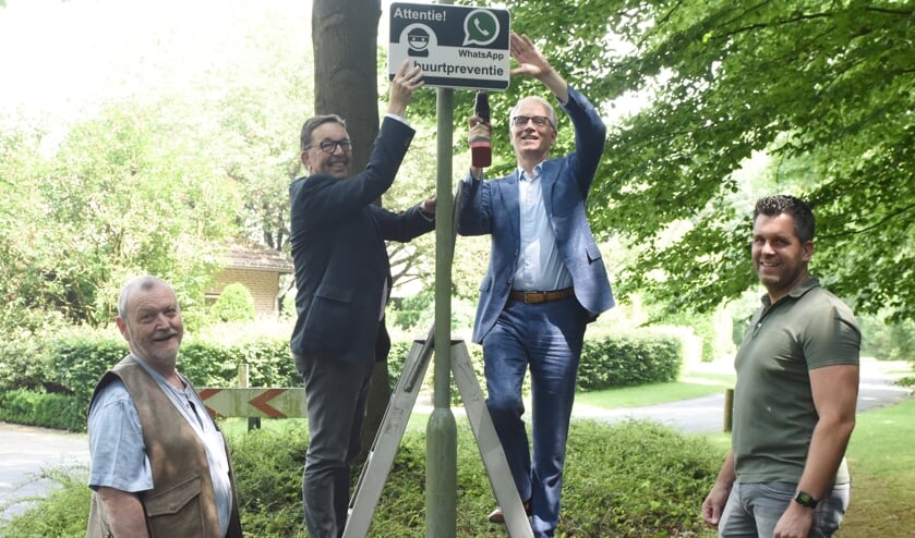 <p>Het eerste WhatsApp-buurtpreventiebord is onthuld. </p>
