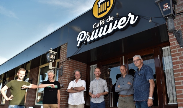 <p>Luuk, uitbater van De Pruuver en dorpsraadleden René Aengenend, Henk Hendriks, Ton Wijers, Piet Manders en Frans Theunissen</p>